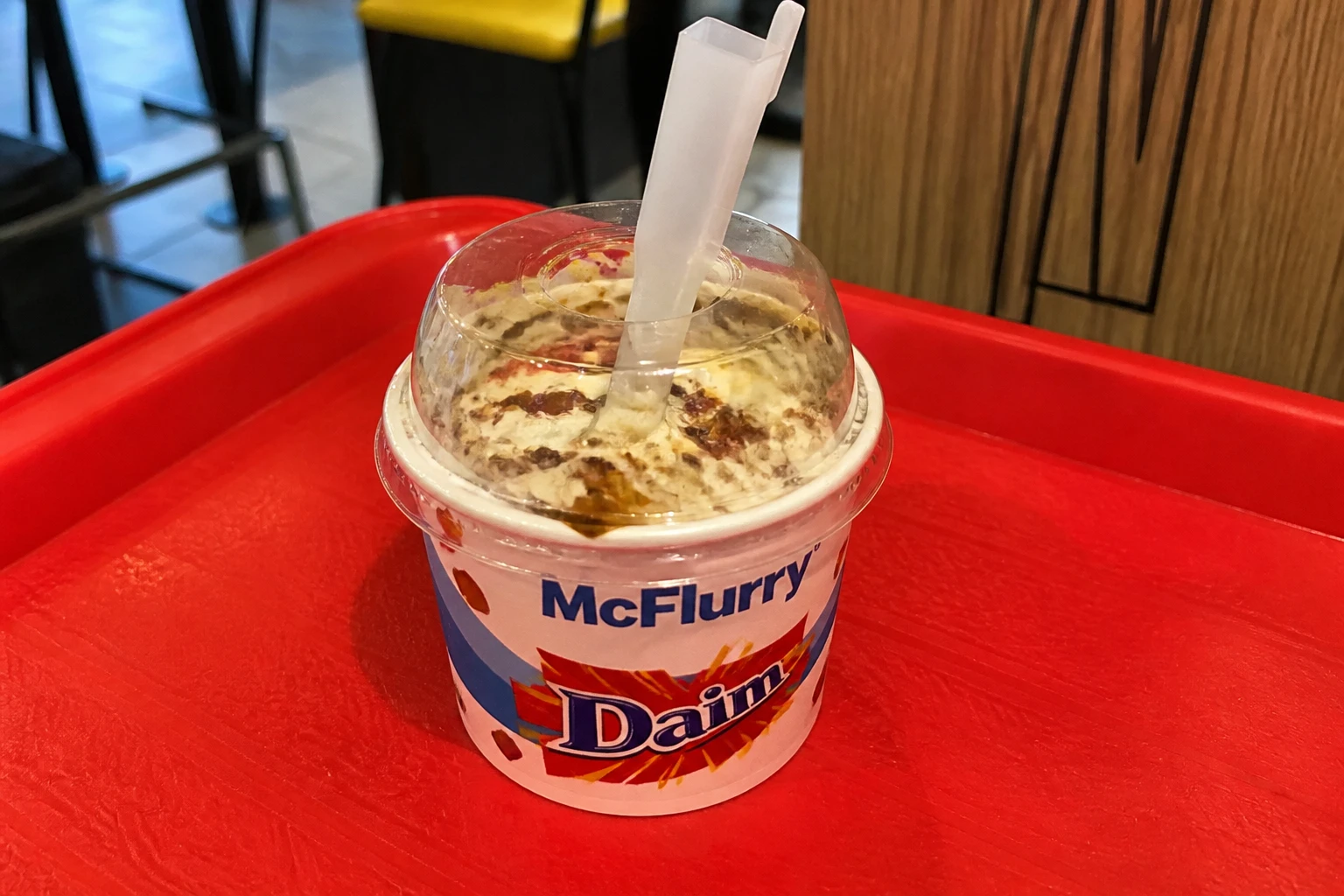 Gobelet de glace McFlurry McDonald's avec couvercle transparent laissant voir le croquant Daim