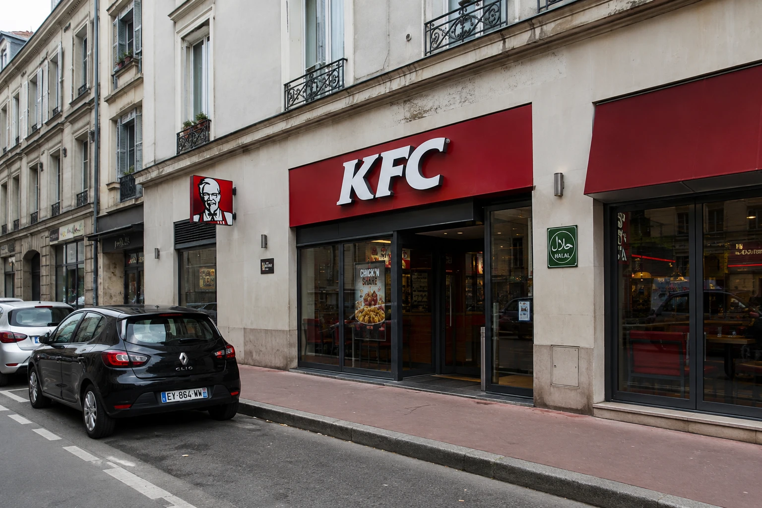Façade d'un restaurant KFC en France avec affichage de la certification halal à l'entrée
